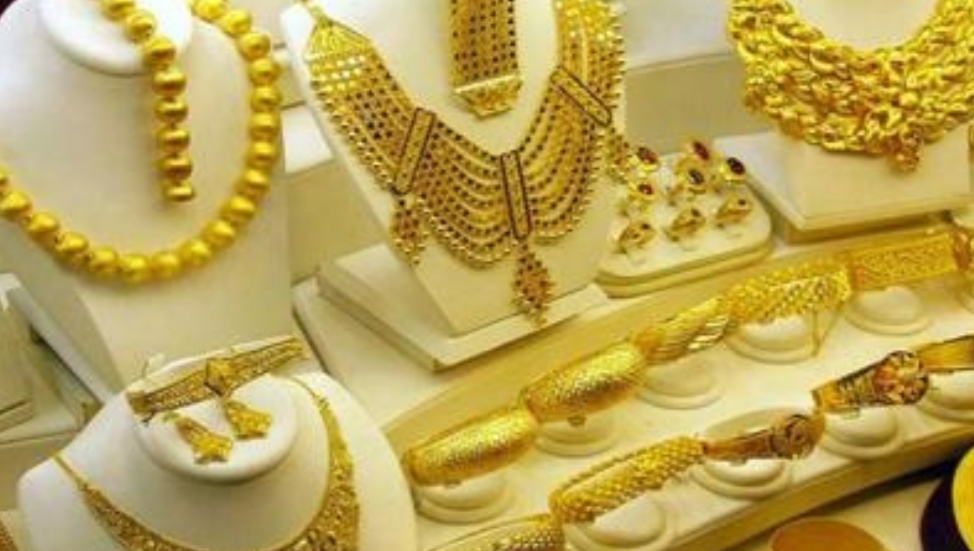 সাড়ে ৭ হাজার বেড়ে এক হাজার কমলো সোনার দাম