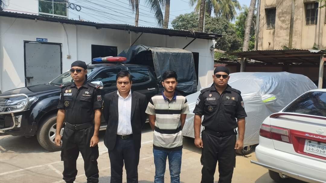 কুমিল্লায় অর্ধকোটি টাকা হাতিয়ে নেয়া ভুয়া আইনজীবীসহ আটক ২