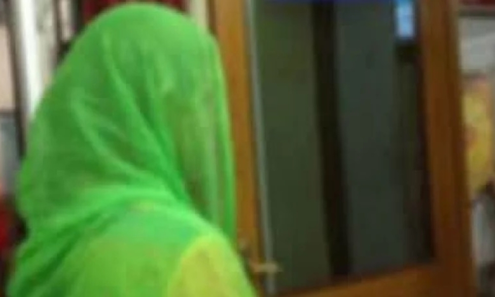 স্বামী দীর্ঘ ৬ বছর বিদেশে সন্তান জন্ম দিলেন স্ত্রী!