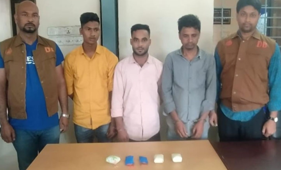 মেঘনা টোলপ্লাজায় মিলল ২৫০০ ইয়াবা, আটক ৩