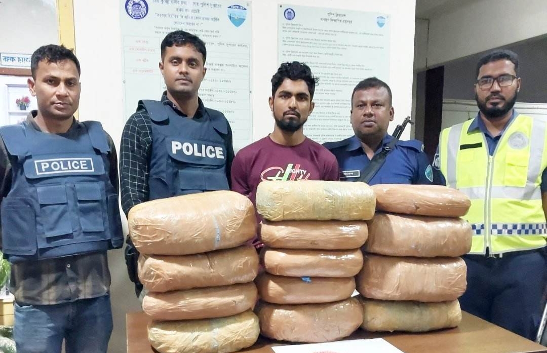 বরুড়ায় গাঁজা ও ইয়াবাসহ মাদক কারবারি আটক