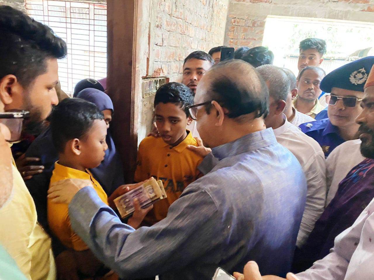 প্রয়াত আ’লীগ নেতার স্ত্রী ও সন্তানেদের এমপির ৫ লাখ টাকা অনুদান