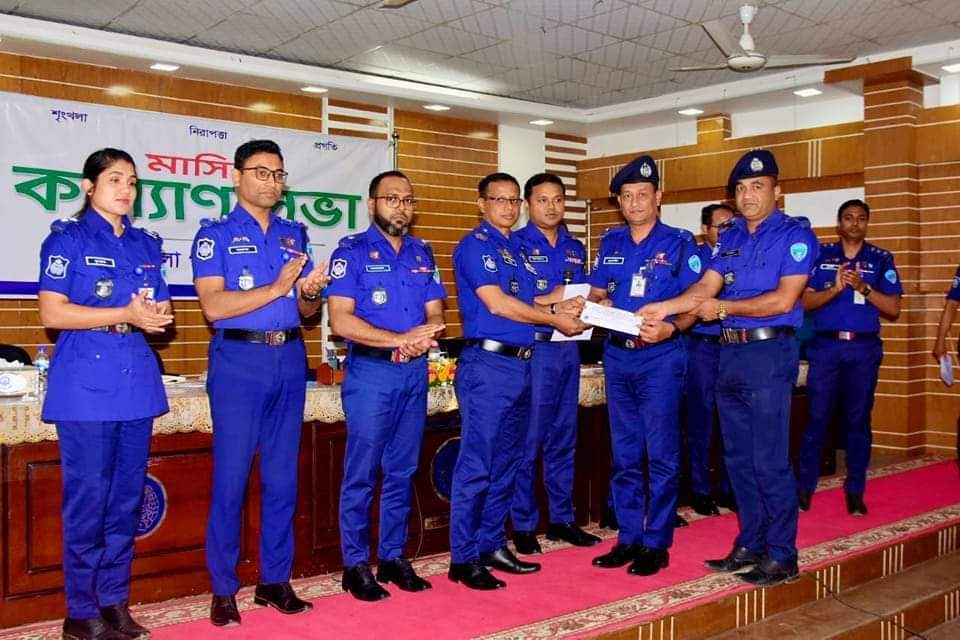 আইজিপি পুরস্কার পেলেন দাউদকান্দি মডেল থানার ওসি মুহাম্মদ আলমগীর ভূঞা