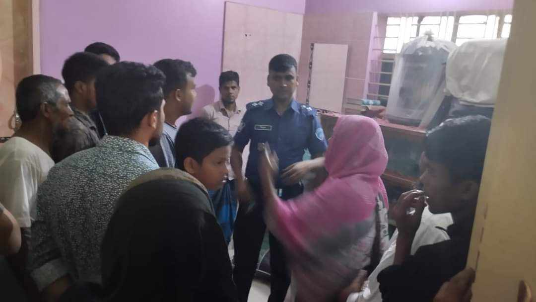 ঘরে চেতনা নাশক স্প্রে করে অভিনব কায়দায় ডাকাতির অভিযোগ