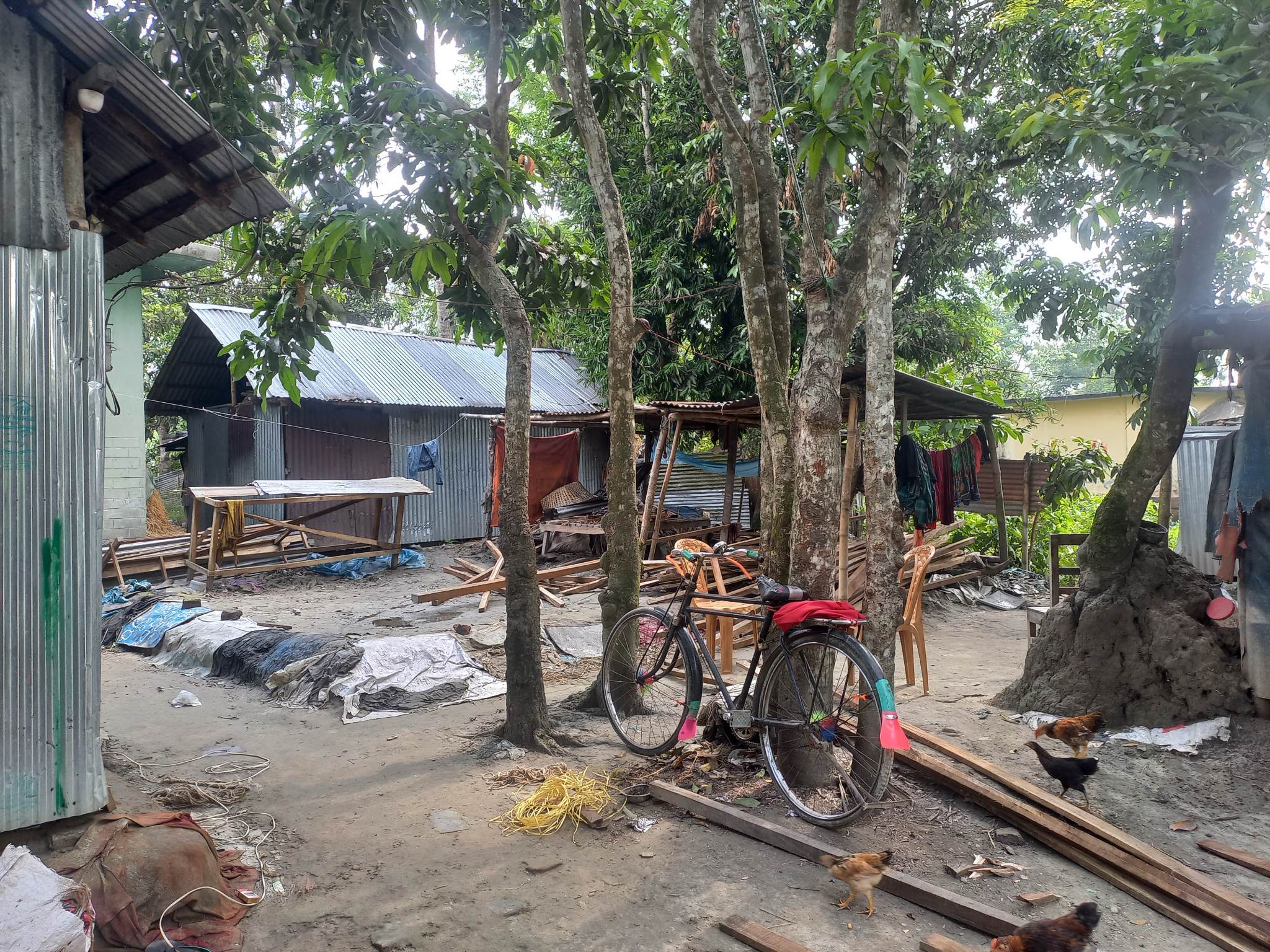আদালতে মামলা চলছে, ঝামেলার জায়গার দখল দেখাতে চলছে জোরপূর্বক ঘর নির্মাণ কাজ