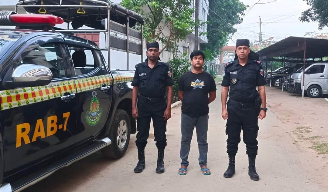ফেন্সিডিলসহ স্বেচ্ছাসেবকদল নেতা র‍্যাবের হাতে আটক
