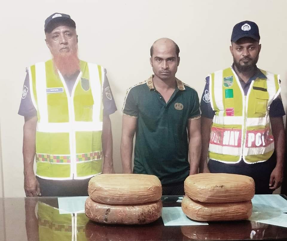 গাঁজাসহ একজন কে গ্রেফতার করেছে ময়নামতি হাইওয়ে পুলিশ