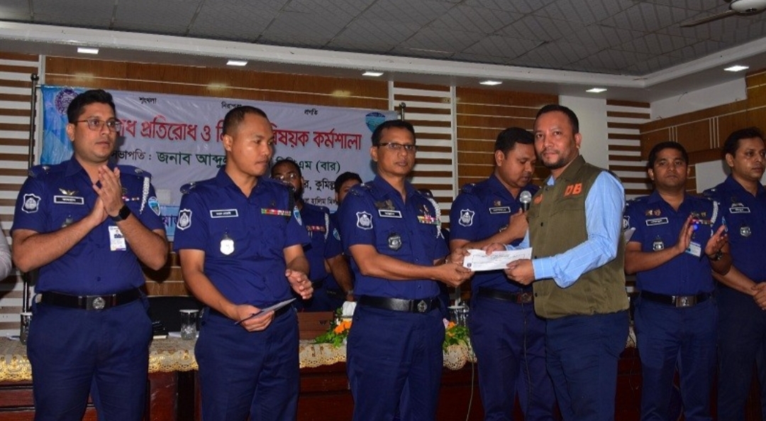 আইজিপি কাছ থেকে কুমিল্লা জেলা পুলিশের ৪০টি পুরষ্কার অর্জন