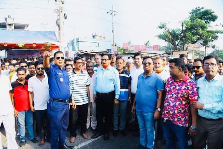 এমপি বাহারের নেতৃত্বে মহাসড়কের কুমিল্লায় মহানগর আওয়ামী লীগের অবস্থান শান্তি সমাবেশ অব্যাহত