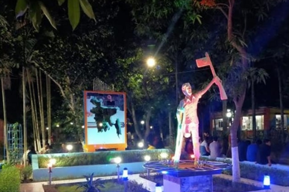 কুমিল্লার নগর উদ্যানে যুদ্ধাহত বীর ভাস্কর্য টি সবার নজর কেড়েছে