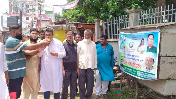 কুমিল্লা মহানগর কৃষক লীগের উদ্যোগে প্রচন্ড গরমে পথচারীদের মাঝে ঠান্ডা শরবত বিতরণ