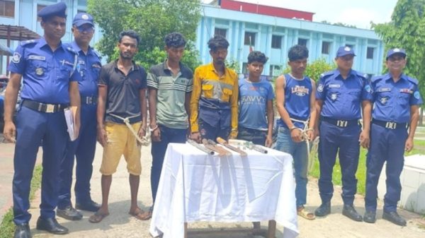 ডাকাতির প্রস্তুতি কালে অস্ত্রসহ পাঁচজন গ্রেপ্তার
