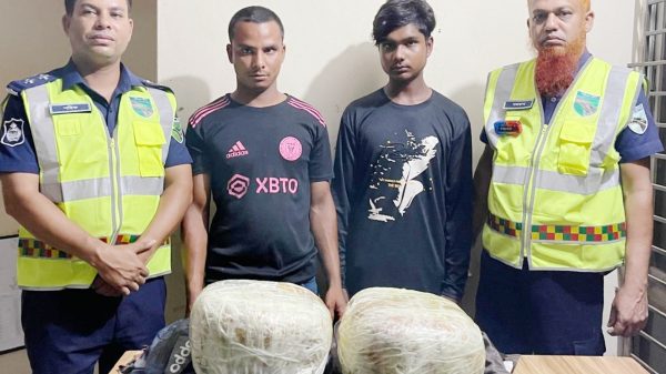 ময়নামতি ক্রসিংয়ে ৮ কেজি গাঁজাসহ দুই মাদক ব্যবসায়ী আটক
