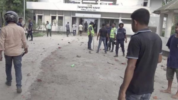 আসামি ছিনিয়ে নিতে থানায় হামলা আহত ৩৫