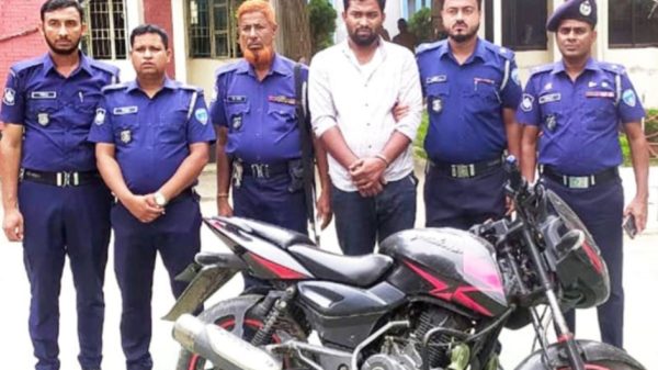 পুলিশ পরিচয়ে ছিনতাই চক্রের মূল হোতা গ্রেফতার