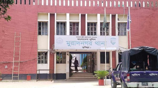 মুরাদনগর থানার মূল ফটকে পুলিশ পরিচয়ে ছিনতাই
