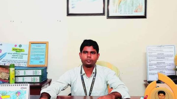 একই শিক্ষক যখন দুই কলেজের অধ্যক্ষ!