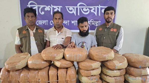 কুমিল্লায় ডিবি পুলিশের অভিযানে ৫২ কেজি গাঁজাসহ দুই মাদক কারবারি গ্রেফতার
