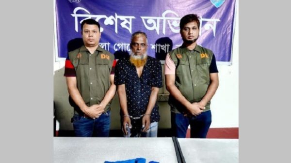কুমিল্লায় ডিবি পুলিশের পৃথক অভিযানে তিন হাজার পিস ইয়াবাসহ দুইজন আটক