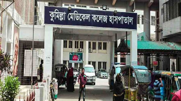 কুমিল্লা মেডিকেল কলেজ হাসপাতালের মূল ফটকে অটোস্ট্যান্ড : রোগীদের দুর্ভোগ চরমে