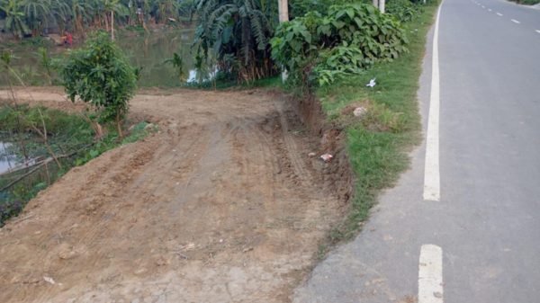 রাতের আধারে গোমতীর তীর রক্ষা বাঁধ কেটে রাস্তা নির্মাণ