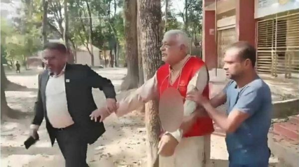 চৌদ্দগ্রামে বীর মুক্তিযোদ্ধা আব্দুল হাই কানুকে জুতার মালা পড়িয়ে হেনস্থার ভিডিও ভাইরাল