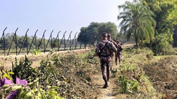 কুমিল্লা সীমান্তে বিএসএফের কাঁটাতারের বেড়া নির্মাণ : উত্তেজনা ও বিজিবির টহল জোরদার