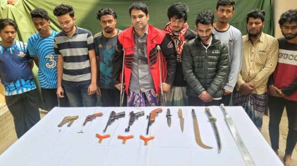 কুমিল্লায় সেনাবাহিনীর অভিযানে ১০ সন্ত্রাসী আটক, বিপুল অস্ত্রসহ জব্দ