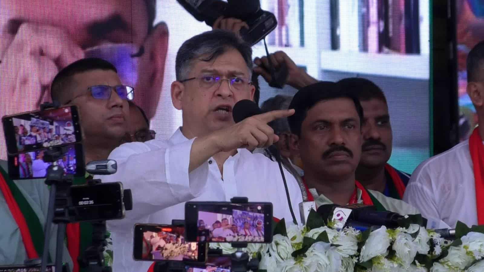 ফ্যাসিস্ট আমলে দুই লক্ষ আশি হাজার কোটি টাকা লোপাট হয়েছে – কুমিল্লায় সালাউদ্দিন আহমেদ