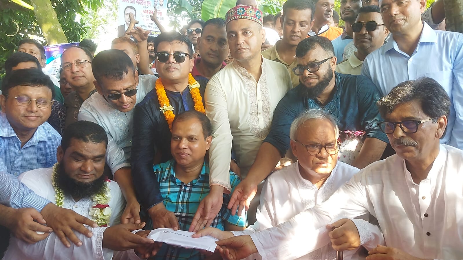 চৌদ্দগ্রামে দৃষ্টি প্রতিবন্ধী কন্ঠশিল্পী জাহাঙ্গীরের সাথে বিএনপি নেতা রুহুল কবির রিজভীর সৌজন্য সাক্ষাৎ ও নগদ অর্থ হস্তান্তর