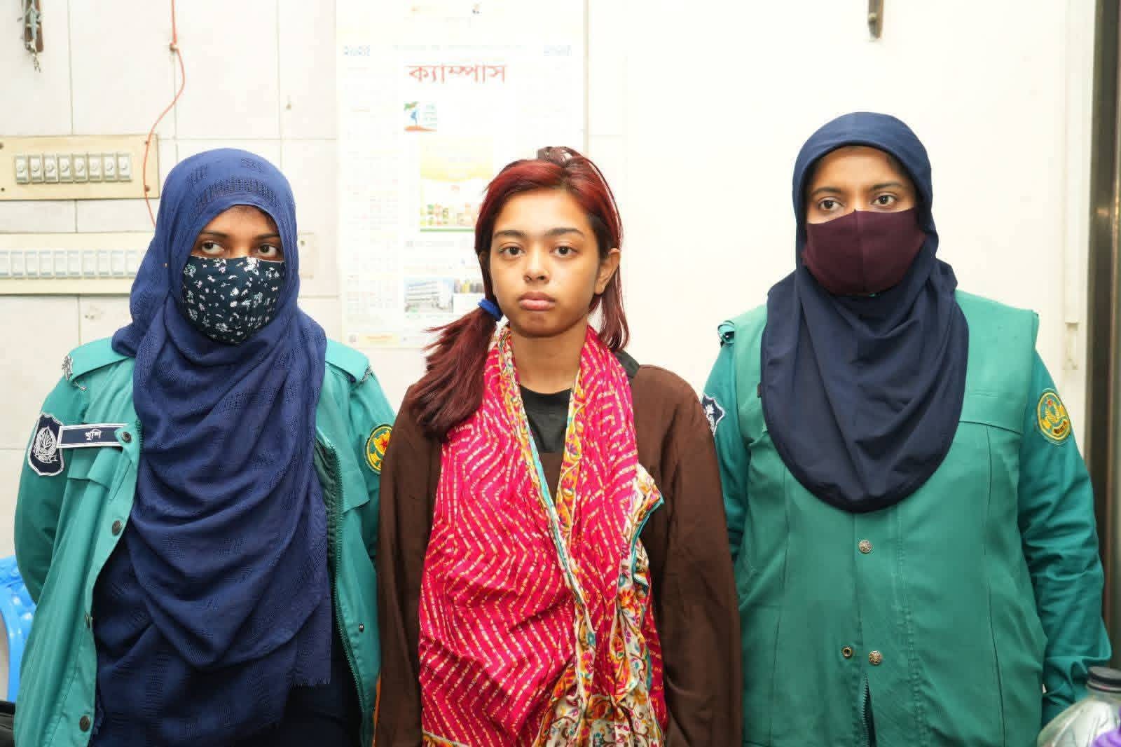 বর্ষা নিজেই গলায় কোপ দেয় জুবায়েদকে: পুলিশ