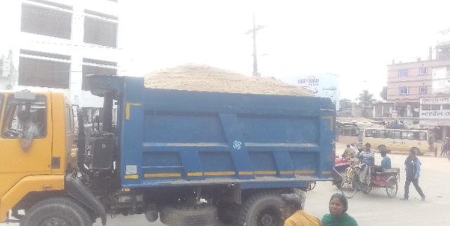 মডার্ন হাসপাতালের সামনে মৃত্যুর ফাঁদে জনপথ, ড্রাম ট্রাকের অবৈধ রাজত্ব