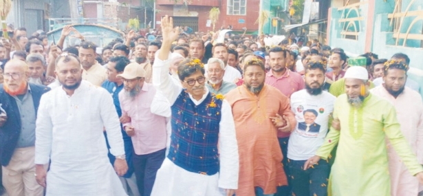 দোয়া-মিলাদ শেষে কুমিল্লায় হাজী ইয়াছিনের গণসংযোগে জনতার ঢল