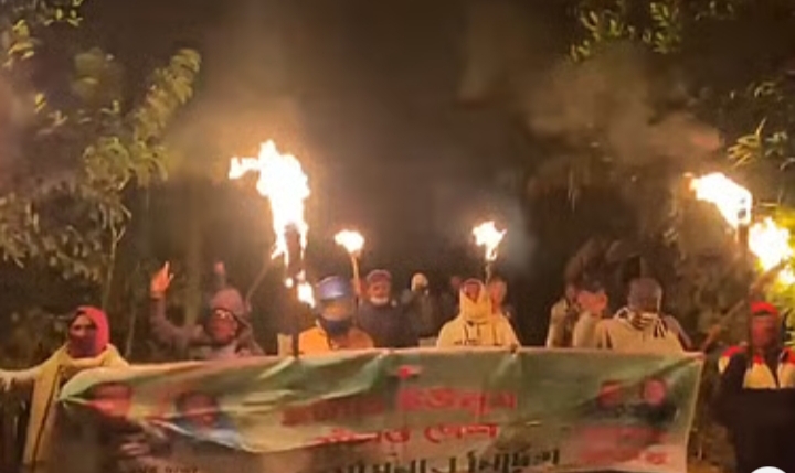 তফসিল বাতিলের দাবিতে মশাল জ্বালিয়ে রাস্তায় আওয়ামী লীগ