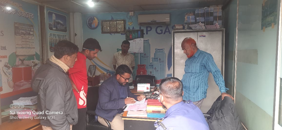 গ্যাস সিলিন্ডারে বাড়তি দাম কুমিল্লায় ভোক্তা অধিকার অভিযানে ৮০ হাজার টাকা জরিমানা