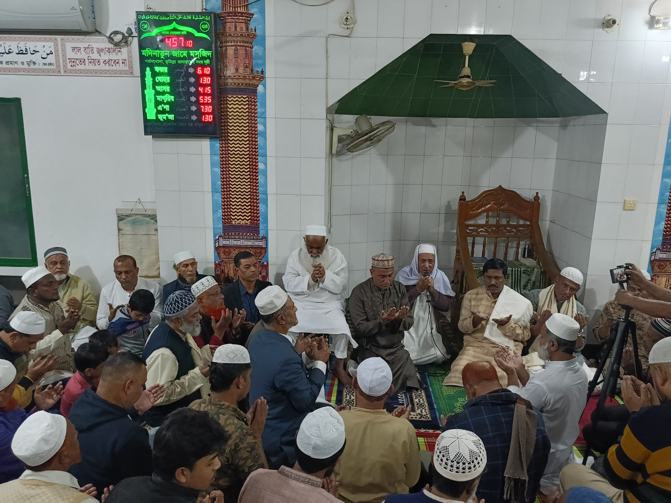 খালেদা জিয়ার জন্য কাঁদলেন মনিরুল হক চৌধুরী-কুমিল্লায় দোয়া ও গণসংযোগ