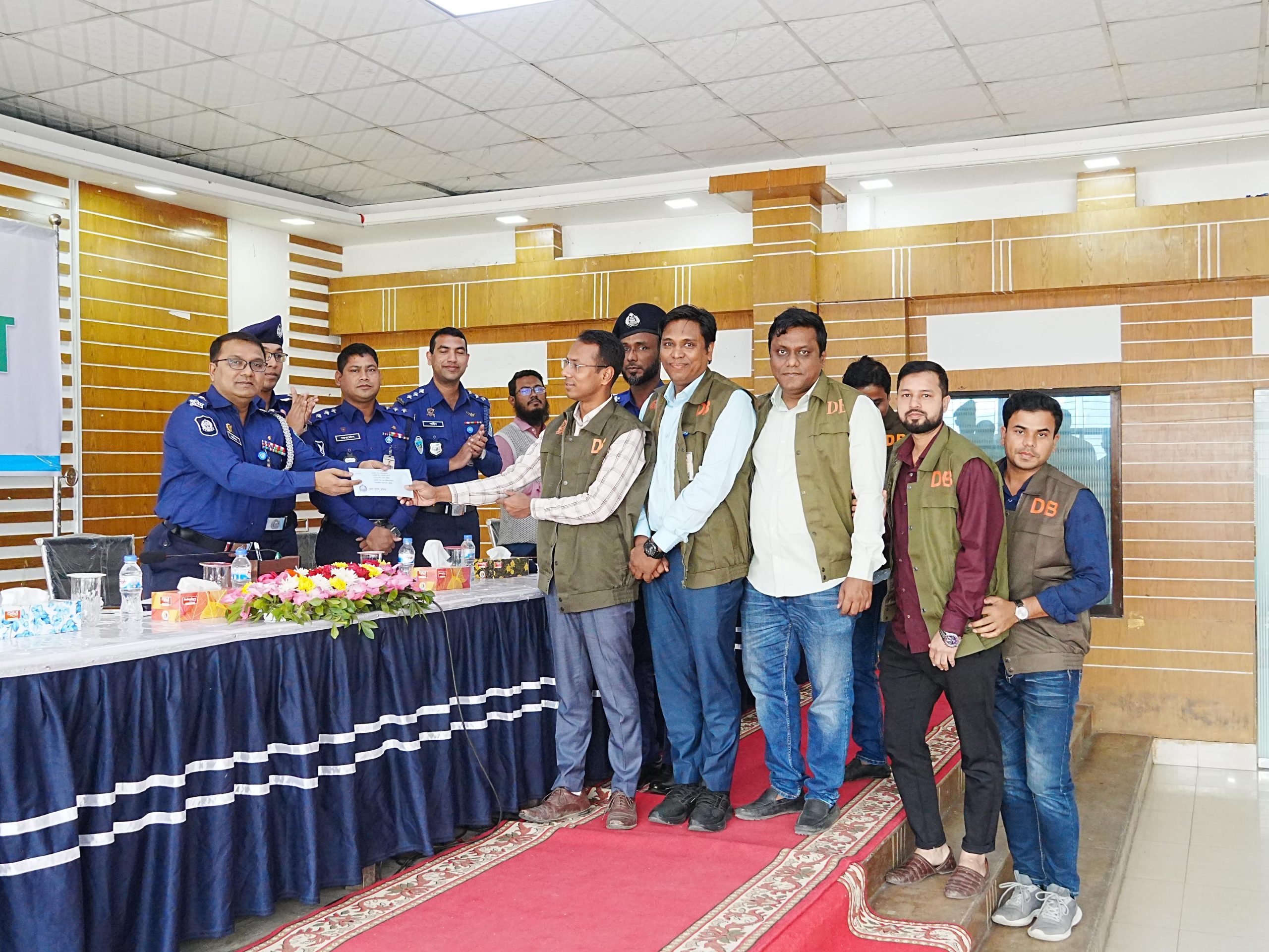 আন্তঃজেলা ডাকাত চক্র গ্রেফতারে সাফল্য: কুমিল্লা ডিবির দুই টিমকে পুরস্কার