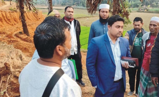লালমাই পাহাড় কাটায় ৮ লাখ টাকা জরিমানা এস্কেভেটর জব্দ