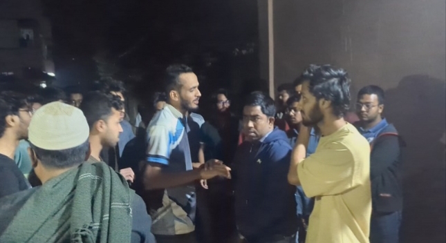 কুমিল্লা বিশ্ববিদ্যালয়ে ছাত্রত্ব শেষ হওয়ার নেতার হাতে শিক্ষার্থী র’ক্তা’ক্ত