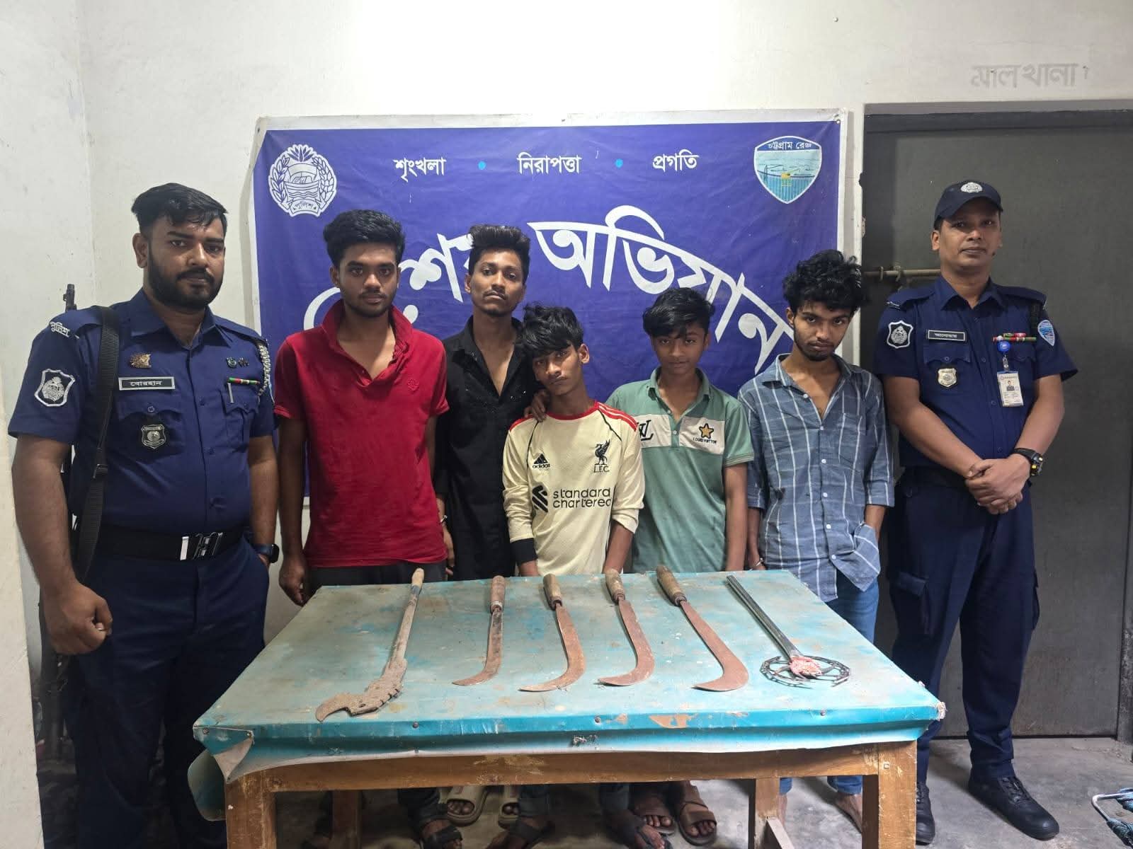 কুমিল্লা ঠাকুরপাড়ায় কিশোর গ্যাংয়ের অ-স্ত্র মহড়া পুলিশি অভিযানে ৫ জন গ্রে*প্তা*র