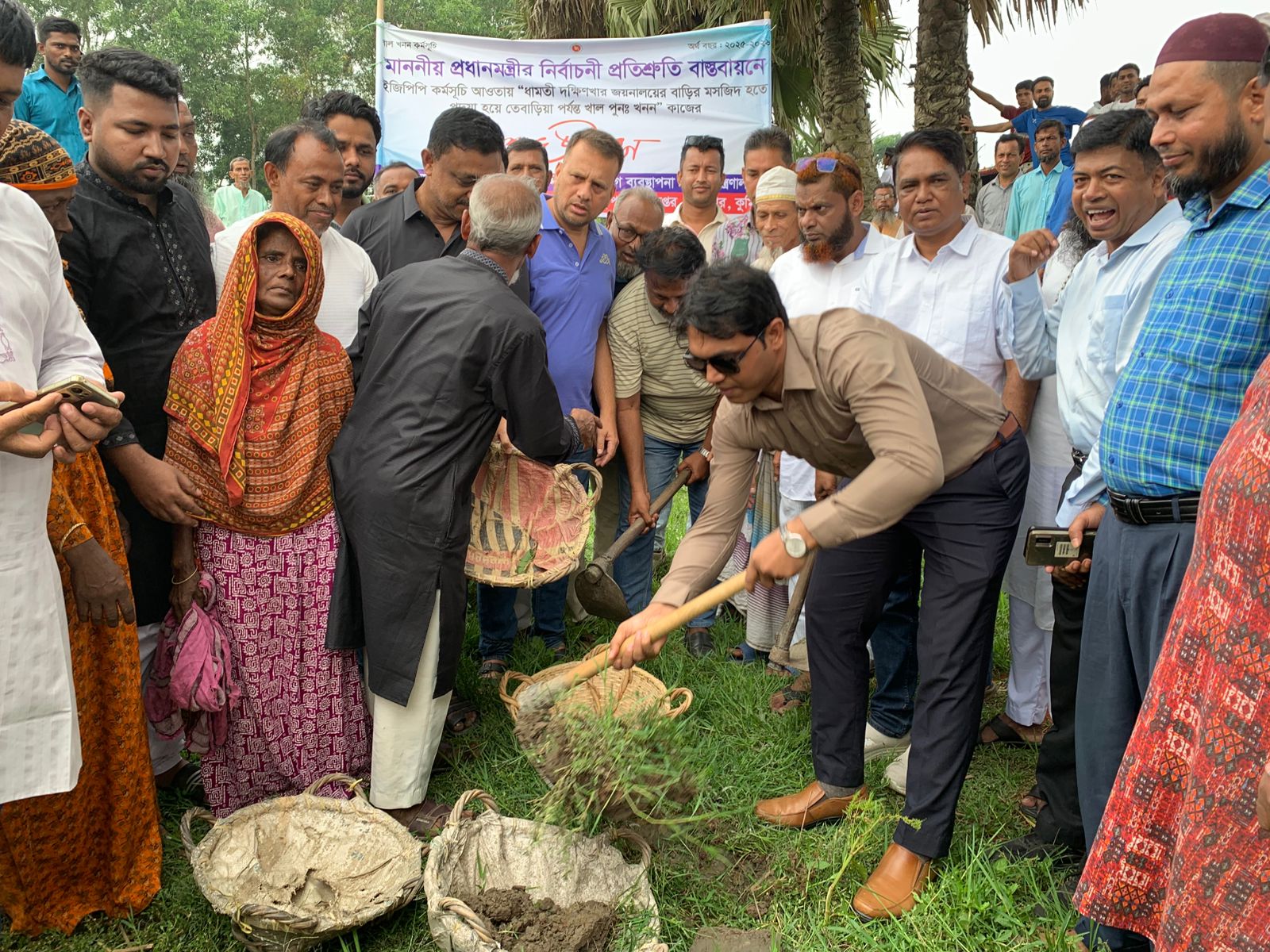 দেবীদ্বারে অর্ধশতাধিক খালের মধ‍্যে বরাদ্ধকৃত ২টির ১টি খাল পুন: খনন উদ্বোধন