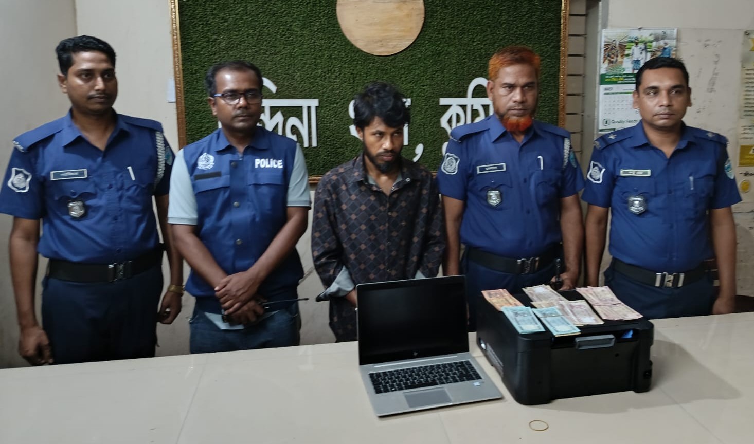 চান্দিনা মহাসড়কে জাল টাকা লেনদেনকালে আটক-১ : পরে বাসা থেকে মিলল ল্যাপটপ-প্রিন্টারসহ জাল টাকা বানানোর সরঞ্জাম