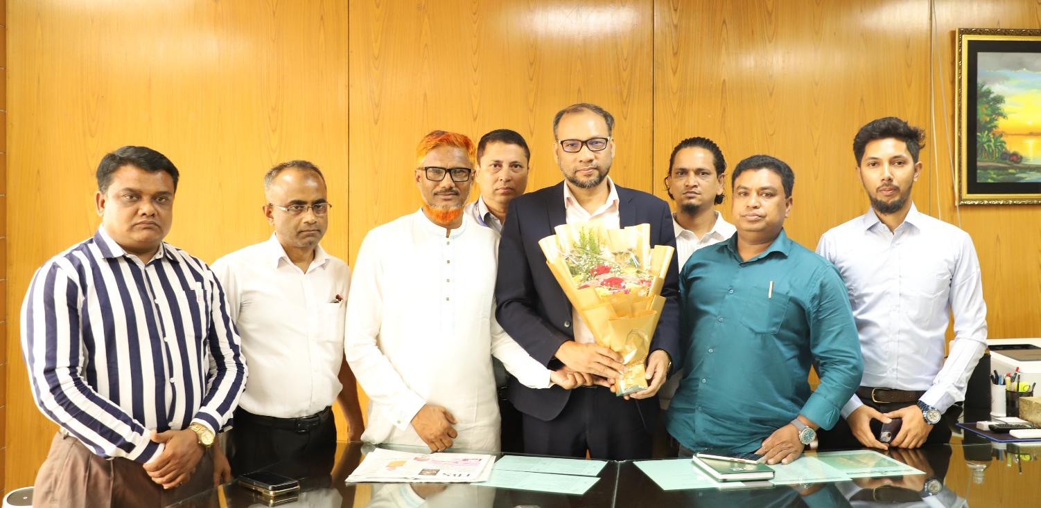 কুমিল্লা ভিক্টোরিয়া কলেজের ব্যাচমেটদের ফুলেল শুভেচ্ছা তথ্যপ্রযুক্তি মহাপরিচালক রিপনকে