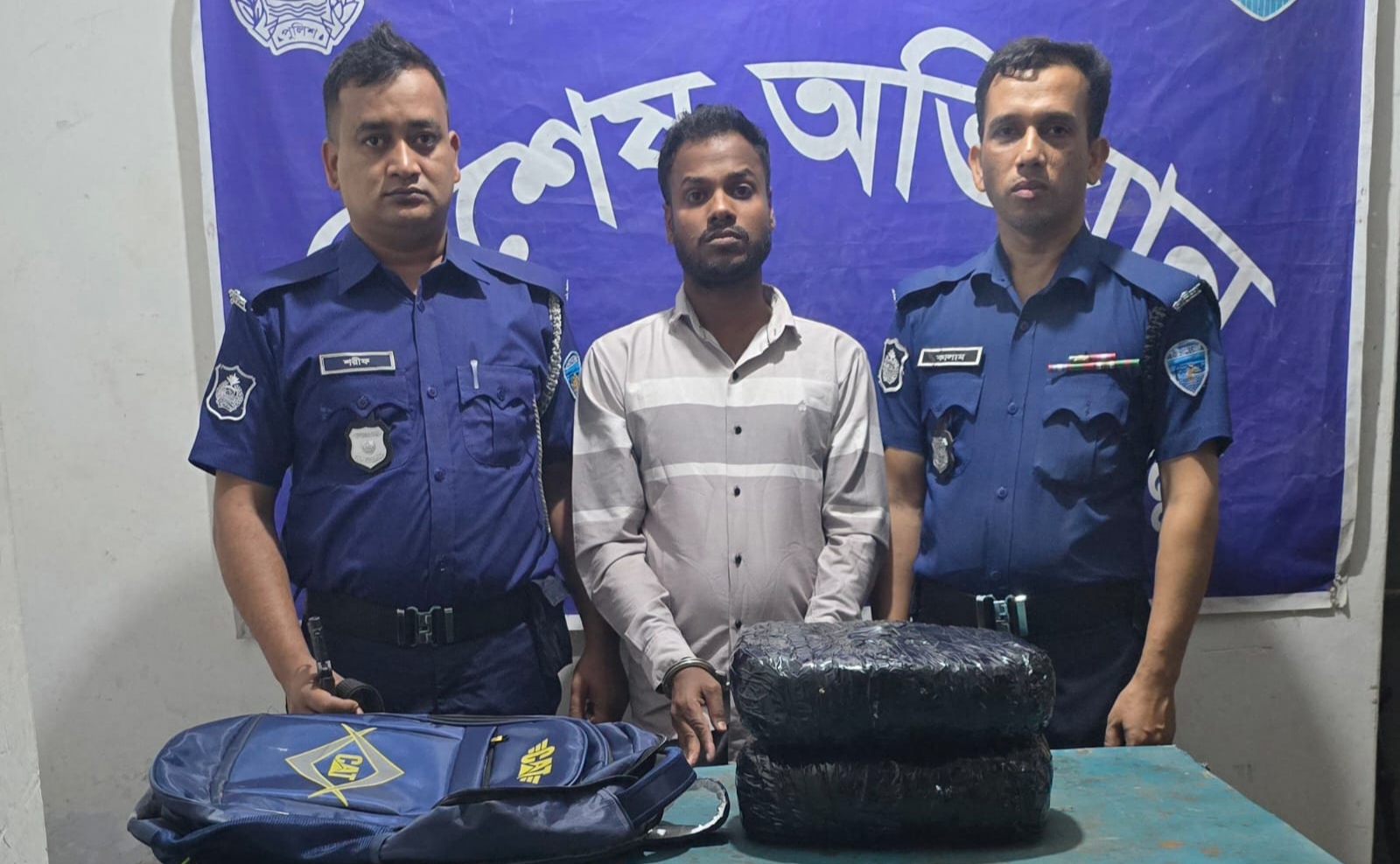 ঢাকা বাসস্ট্যান্ডে চার কেজি গাঁজাসহ জয়পুরহাটের যুবক গ্রেফতার
