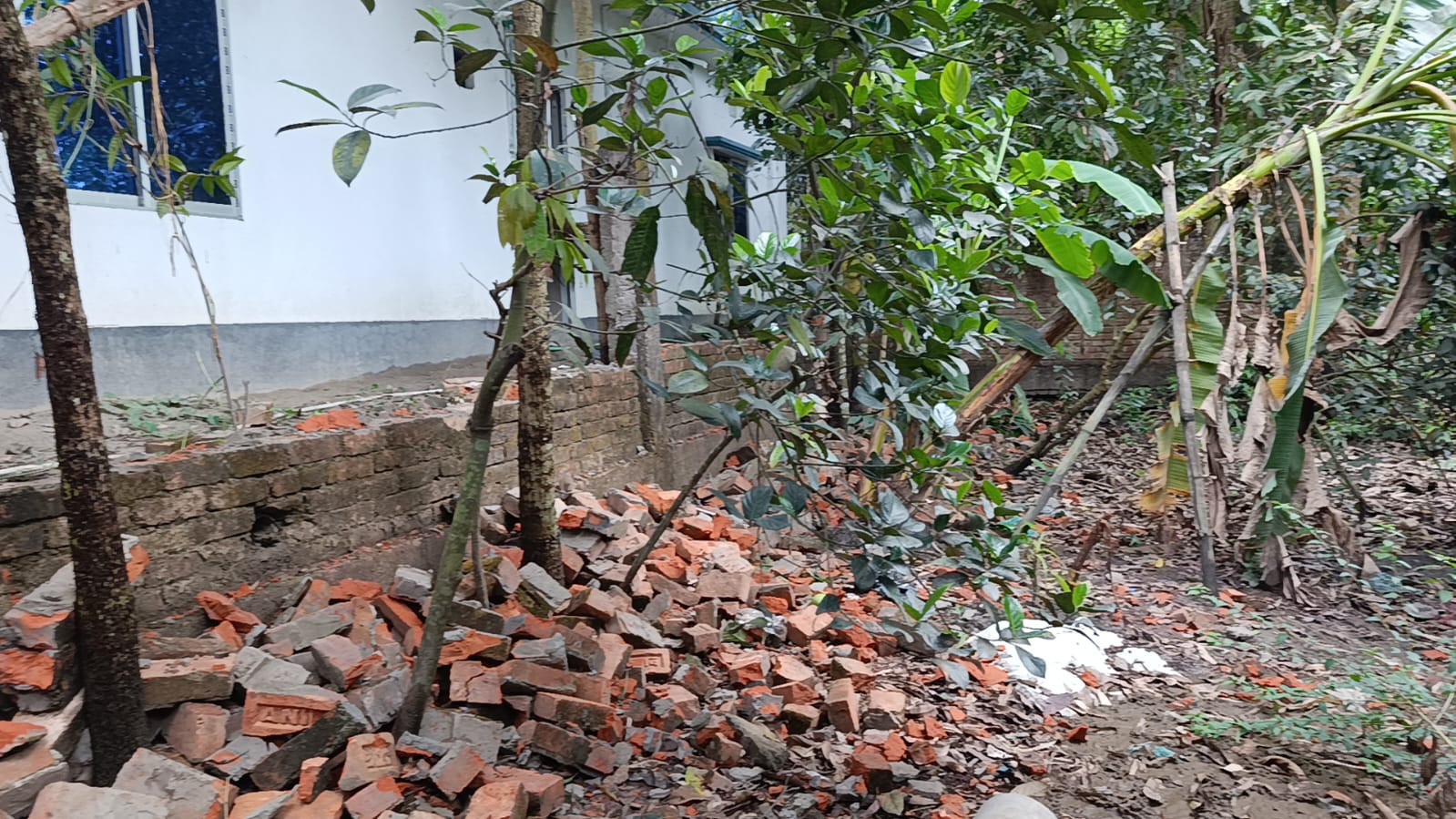 চৌদ্দগ্রামে জমি সংক্রান্ত বিরোধের জেরে বাড়ির সীমানা প্রাচীর ভাংচুর