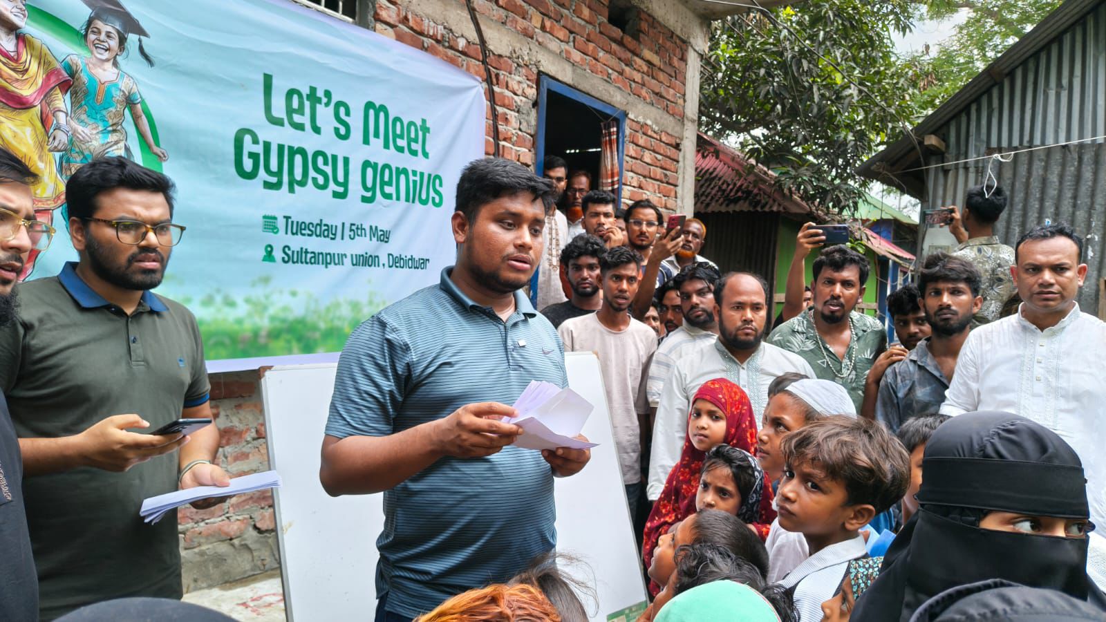 দেবীদ্বারে বেদে সম্প্রদায়ের শিক্ষার্থীদের মাঝে প্রথম বেতনের অংশে বৃত্তি প্রদান করলেন হাসনাত