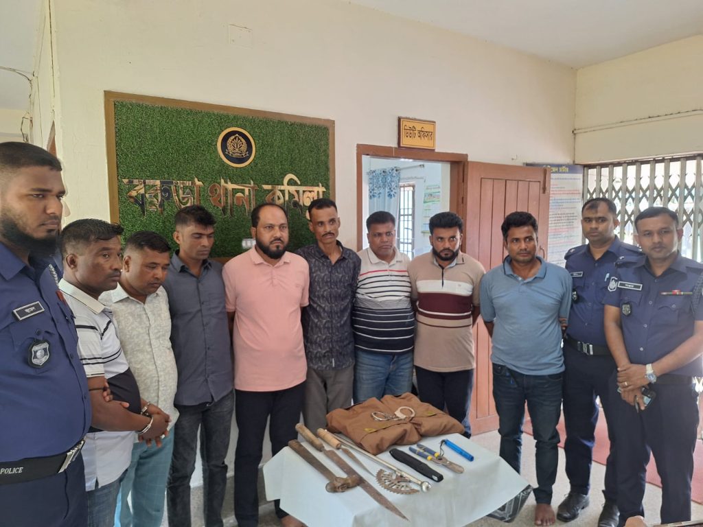 ডিবি পুলিশের ছদ্মবেশে গরু ডাকাতির প্রস্তুতি: বরুড়ায় দেশীয় অস্ত্রসহ ৮ ডাকাত গ্রেফতার