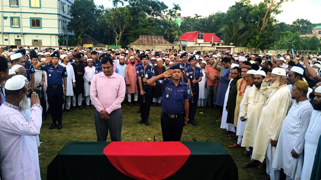 কুমিল্লার বরুড়ায় রাষ্ট্রীয় মর্যাদায় চিরনিদ্রায় শায়িত বীর মুক্তিযোদ্ধা শামসুল হক সর্দার