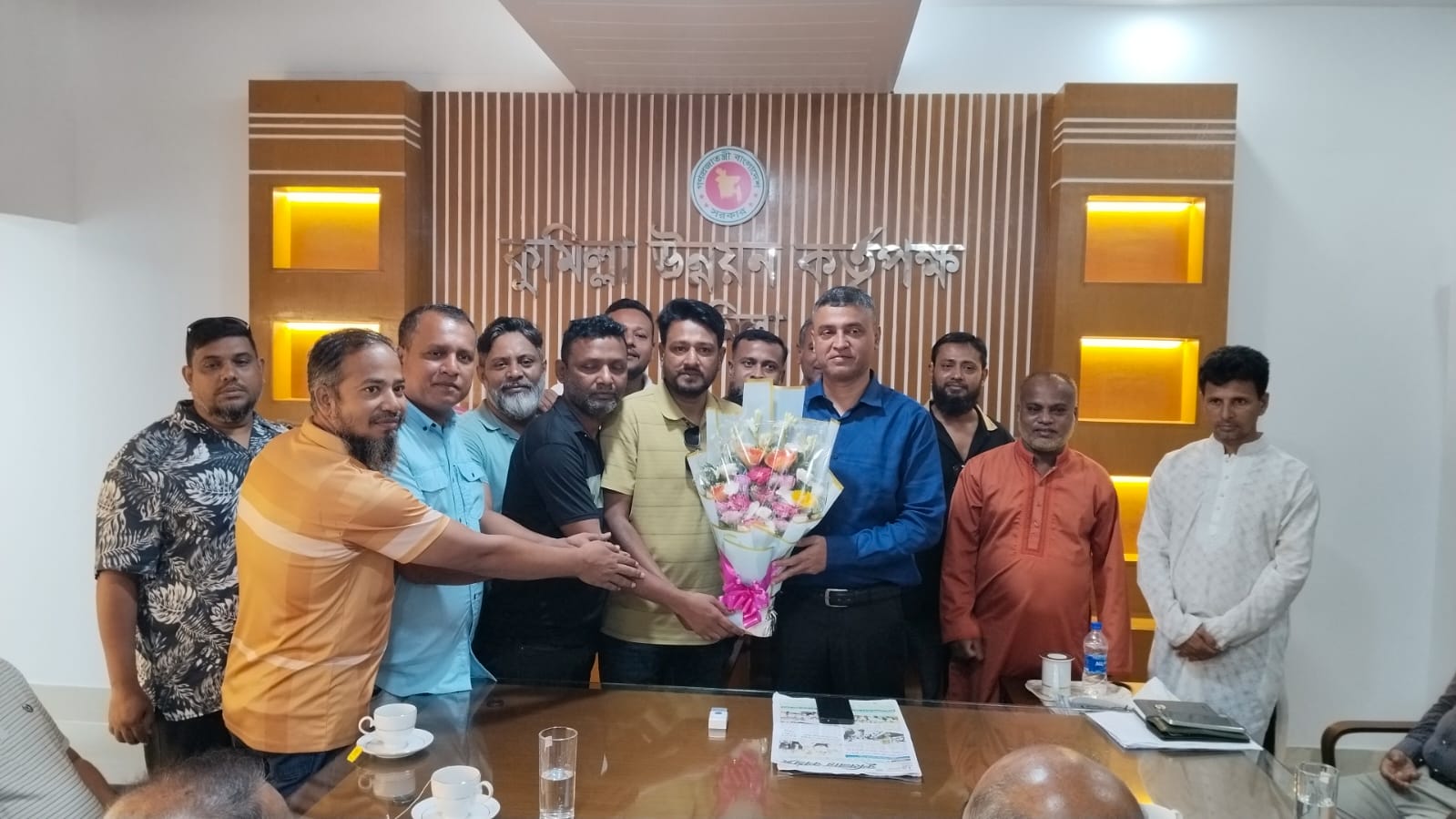 কুমিল্লা উন্নয়ন কর্তৃপক্ষের চেয়ারম্যান উদবাদুল বারী আবুকে বন্ধু মহলের ফুলেল শুভেচ্ছা