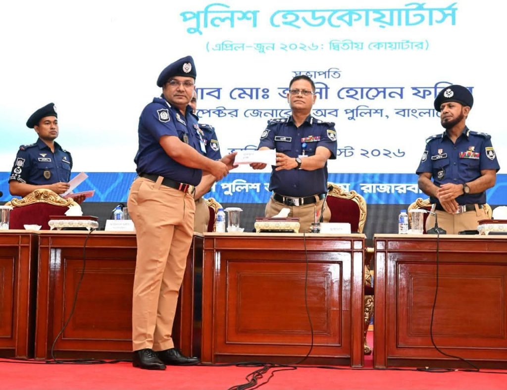 অস্ত্র-মাদক, অপরাধ দমন ও আইনশৃঙ্খলা রক্ষায় সারাদেশে প্রথম কুমিল্লা জেলা পুলিশ, পুরস্কৃত এসপি আনিসুজ্জামান পিপিএম